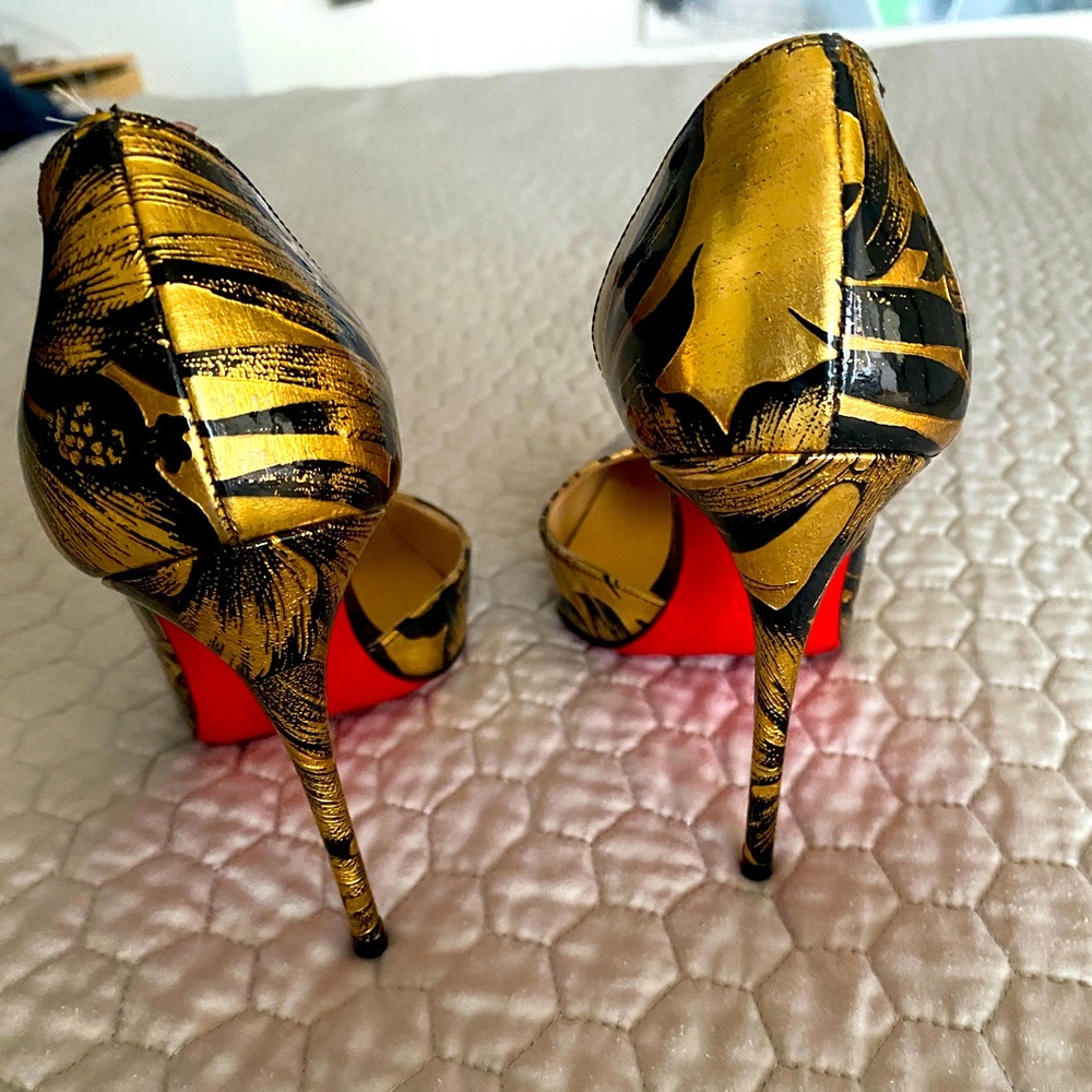 Stiletto hand painted gold on black